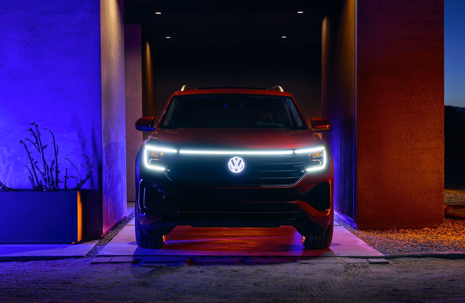 Подсвеченная эмблема VW на решётке Teramont
