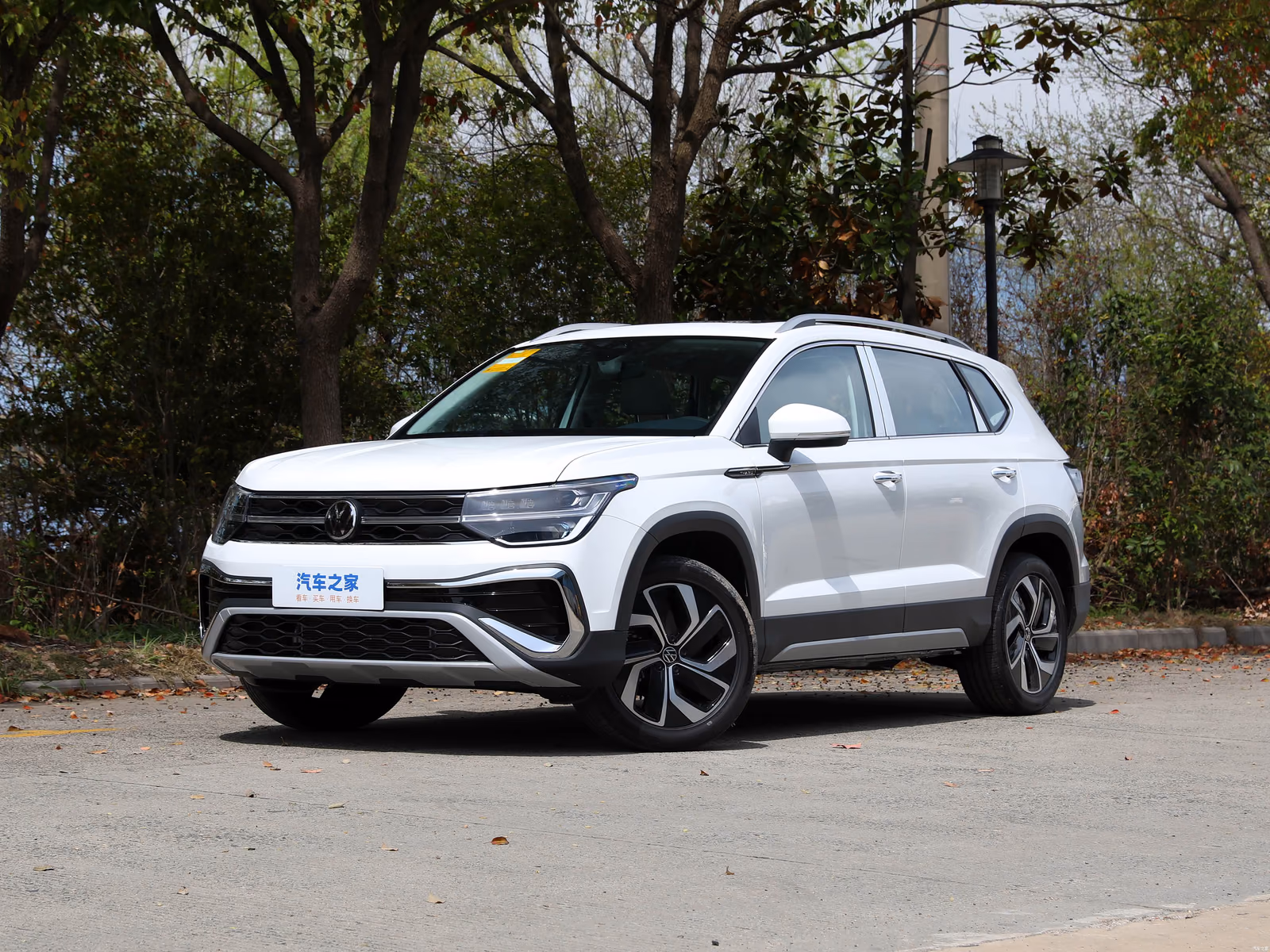 Volkswagen Tharu — белый кузов спереди в три четверти
