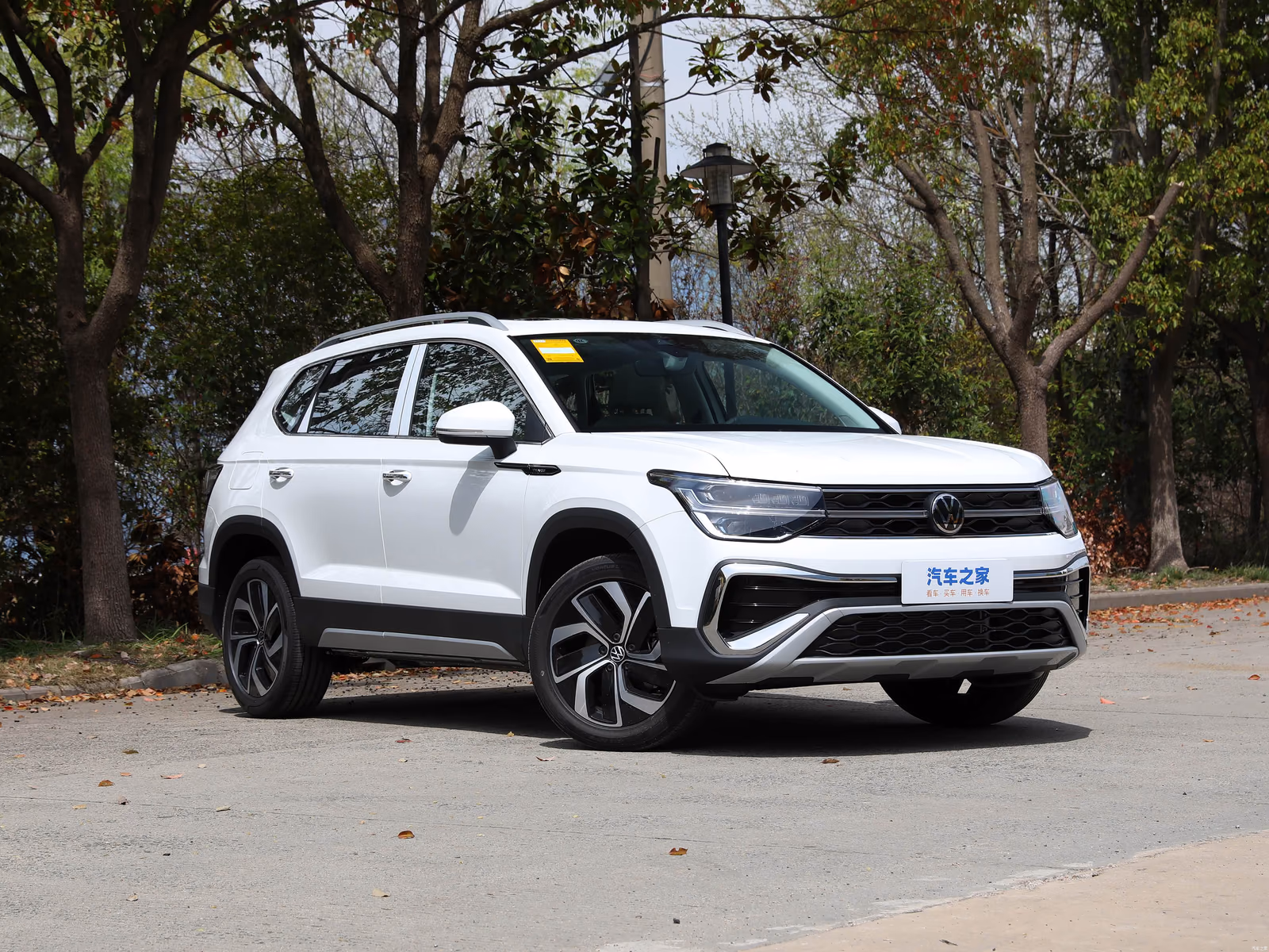 Volkswagen Tharu — передняя часть с противоположной стороны