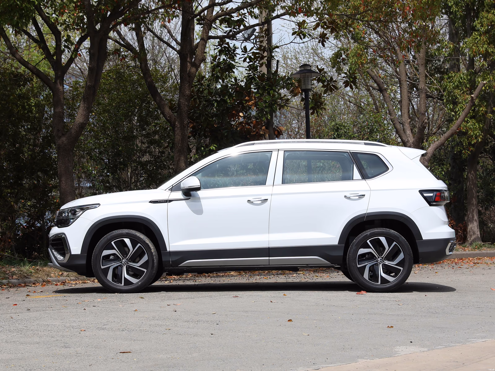 Volkswagen Tharu — белый кузов в профиль