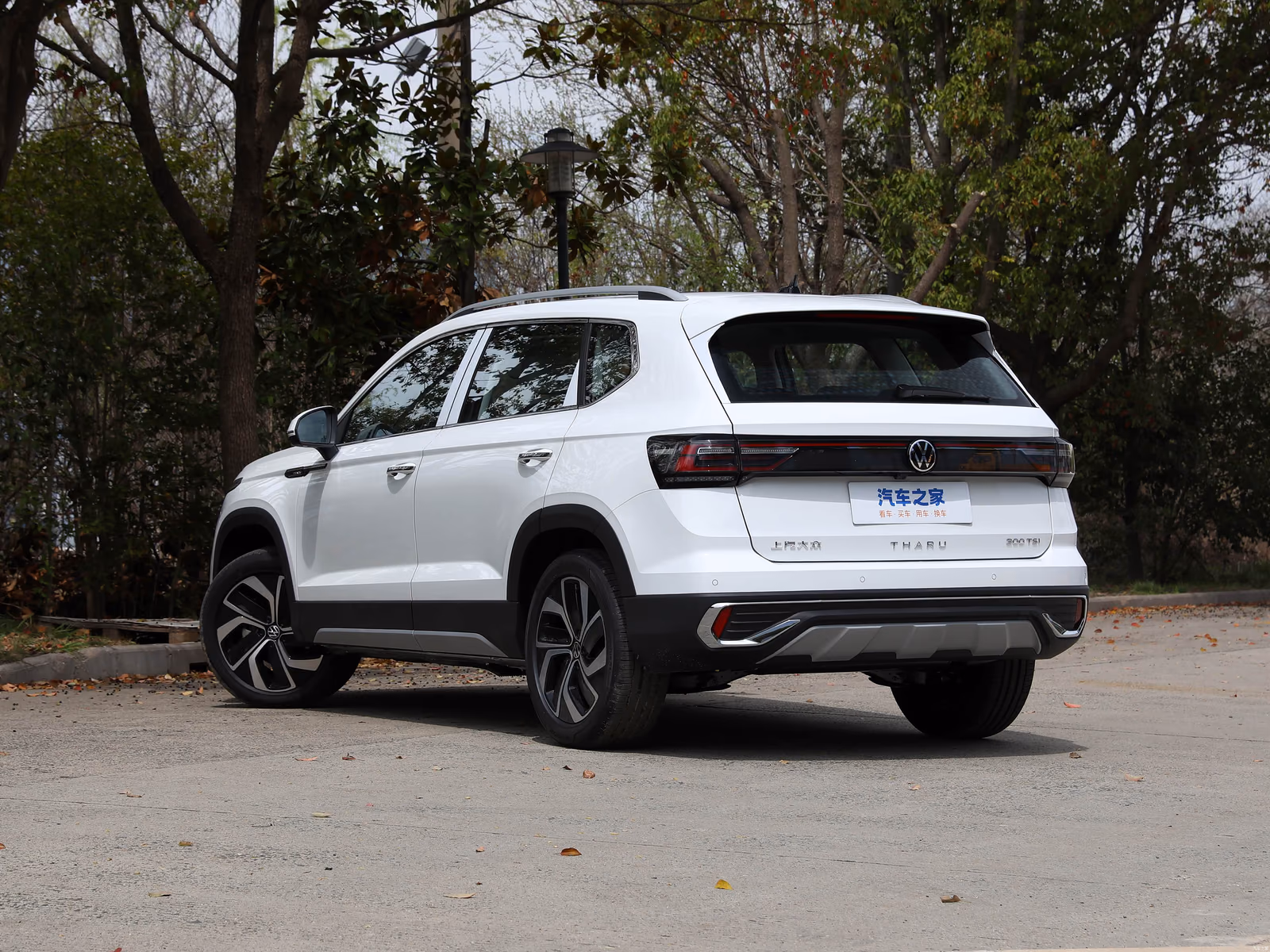Volkswagen Tharu — белый кузов сзади в три четверти
