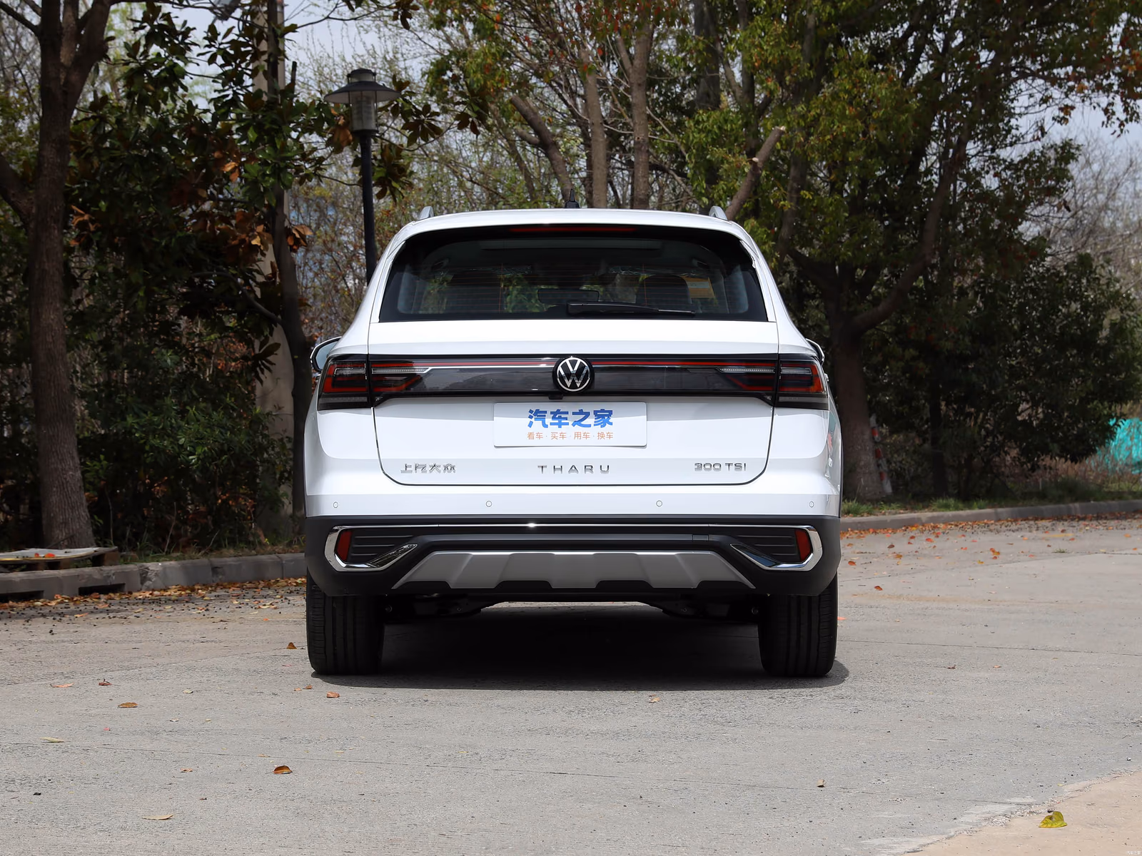 Volkswagen Tharu — вид строго сзади