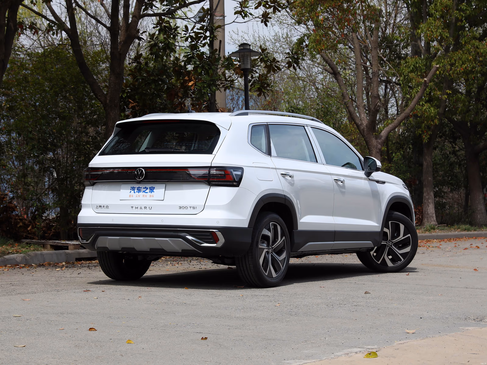 Volkswagen Tharu — задняя часть с противоположной стороны