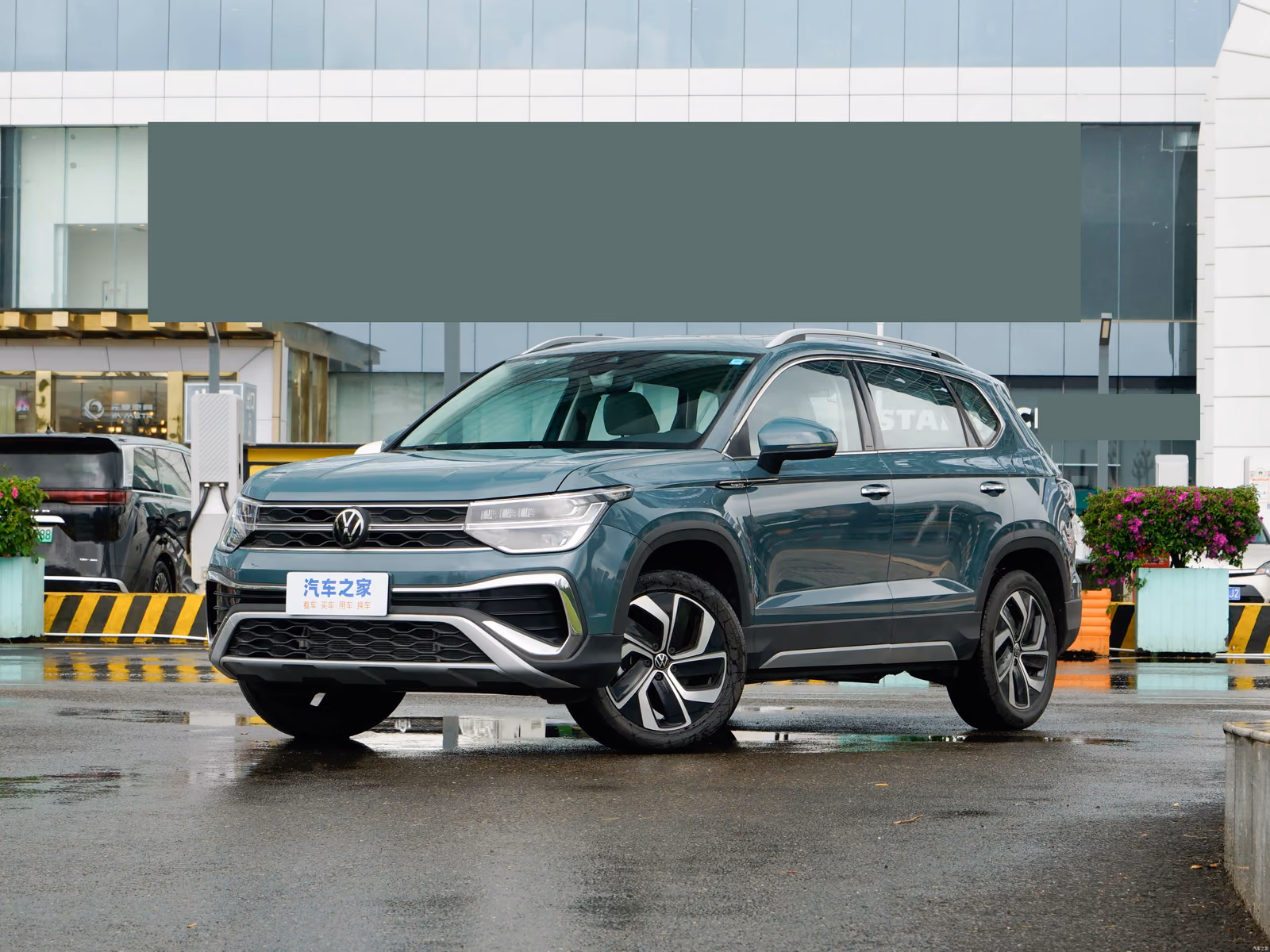 Volkswagen Tharu — серо-зелёный кузов спереди в три четверти