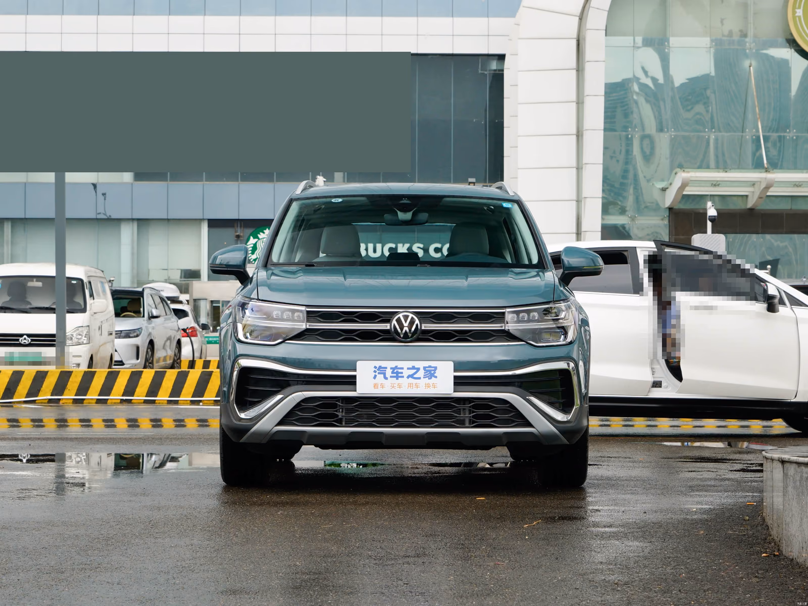 Volkswagen Tharu — серо-зелёный кузов строго спереди
