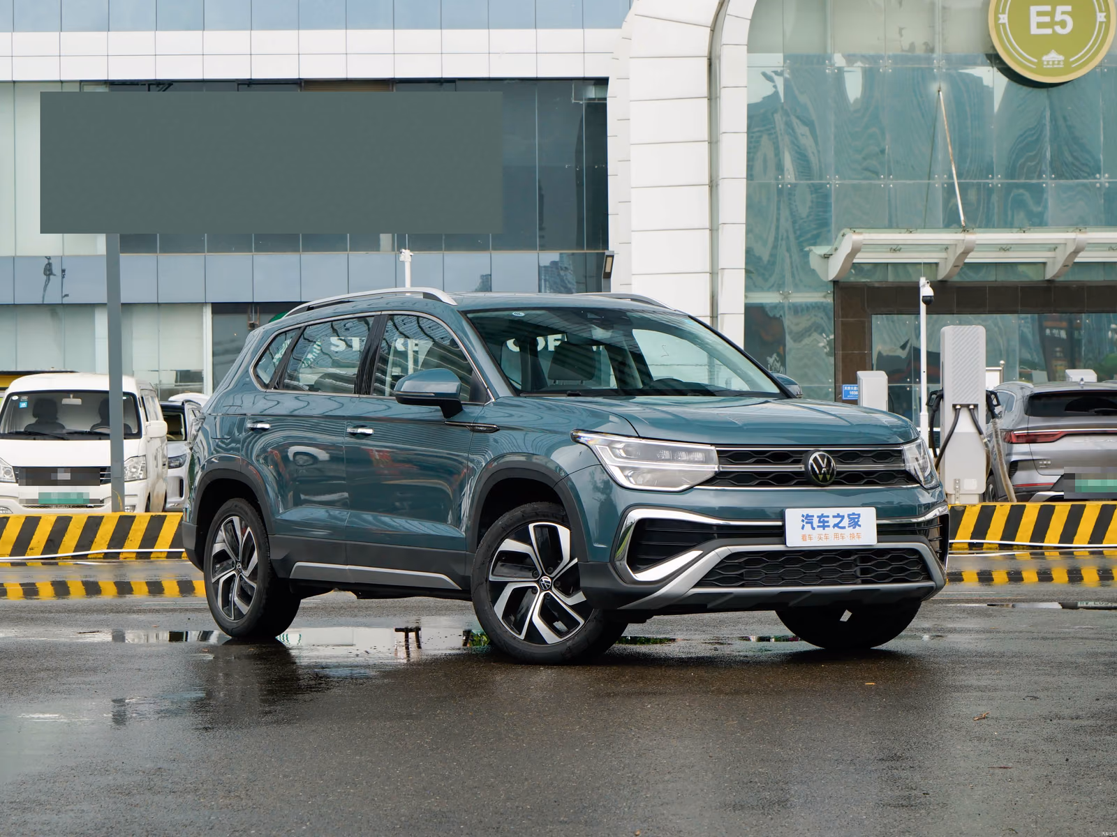 Volkswagen Tharu — второй передний ракурс серо-зелёного кузова