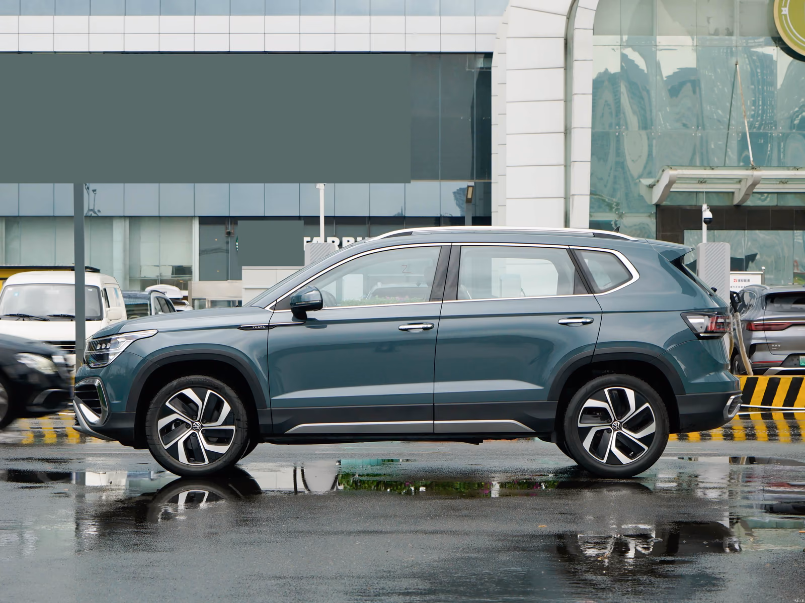 Volkswagen Tharu — серо-зелёный кузов в профиль