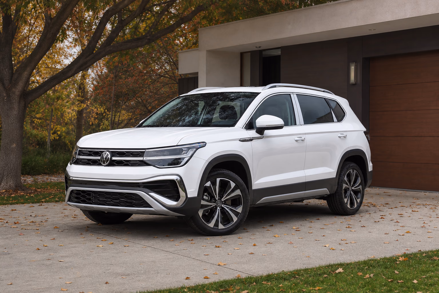 Белый Volkswagen Tharu у современного загородного дома