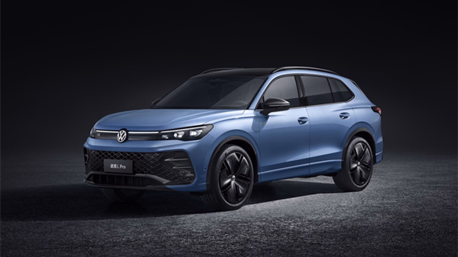 Синий Tiguan L Pro спереди в студии