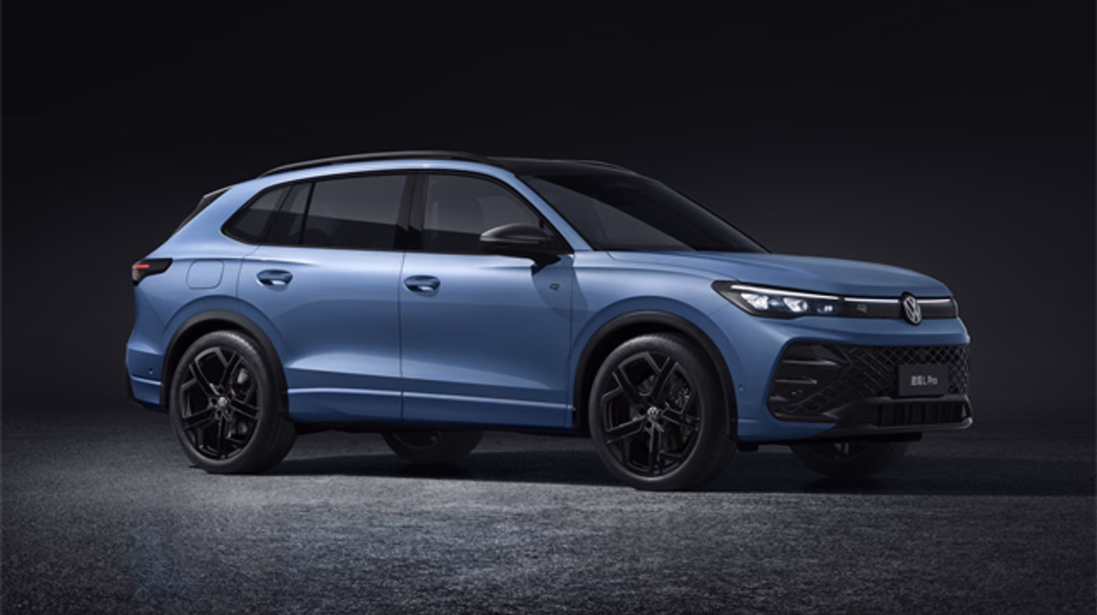 Volkswagen Tiguan L Pro в переднем боковом ракурсе