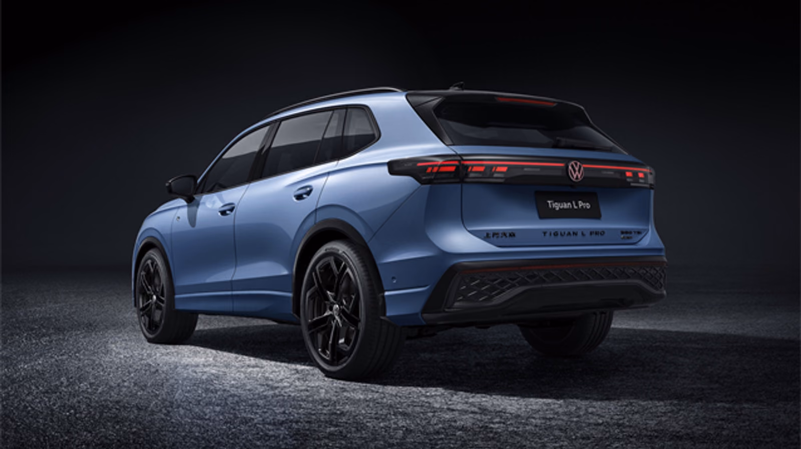 Задняя часть синего Tiguan L Pro