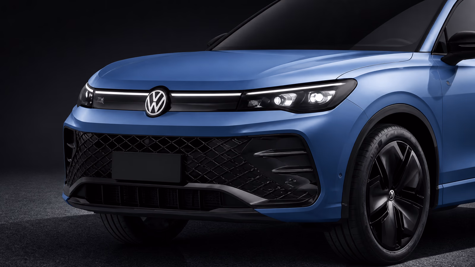 Фары, решётка и переднее колесо Tiguan L Pro