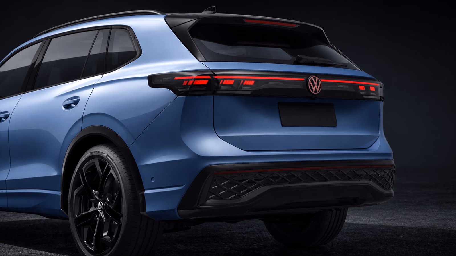 Задние фонари и колесо Volkswagen Tiguan L Pro