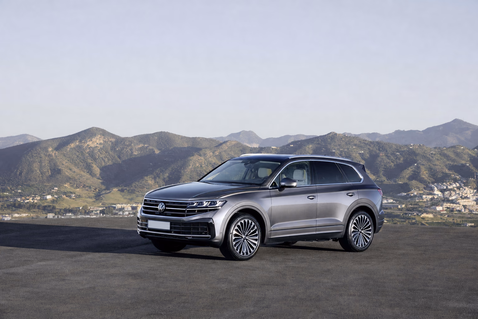 Volkswagen Touareg CR после рестайлинга — вид спереди в три четверти