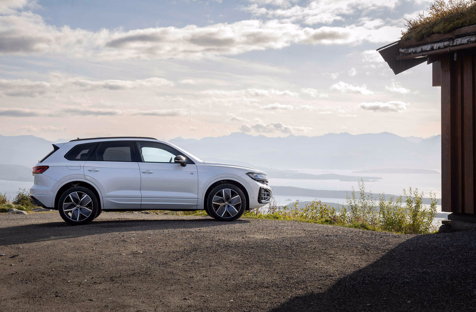 Volkswagen Touareg — белый кузов в профиль у побережья