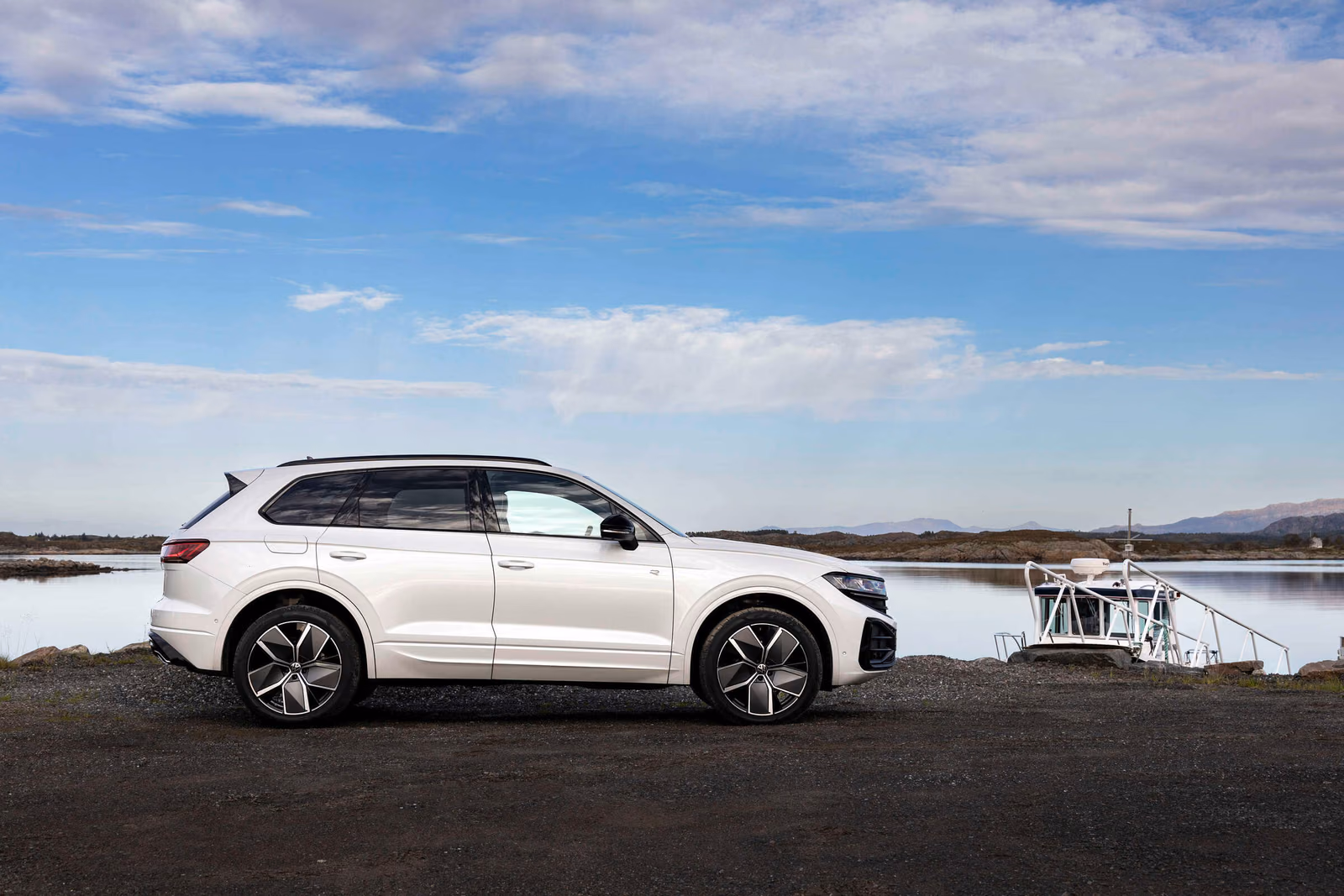 Volkswagen Touareg — профиль белого кузова на фоне моря