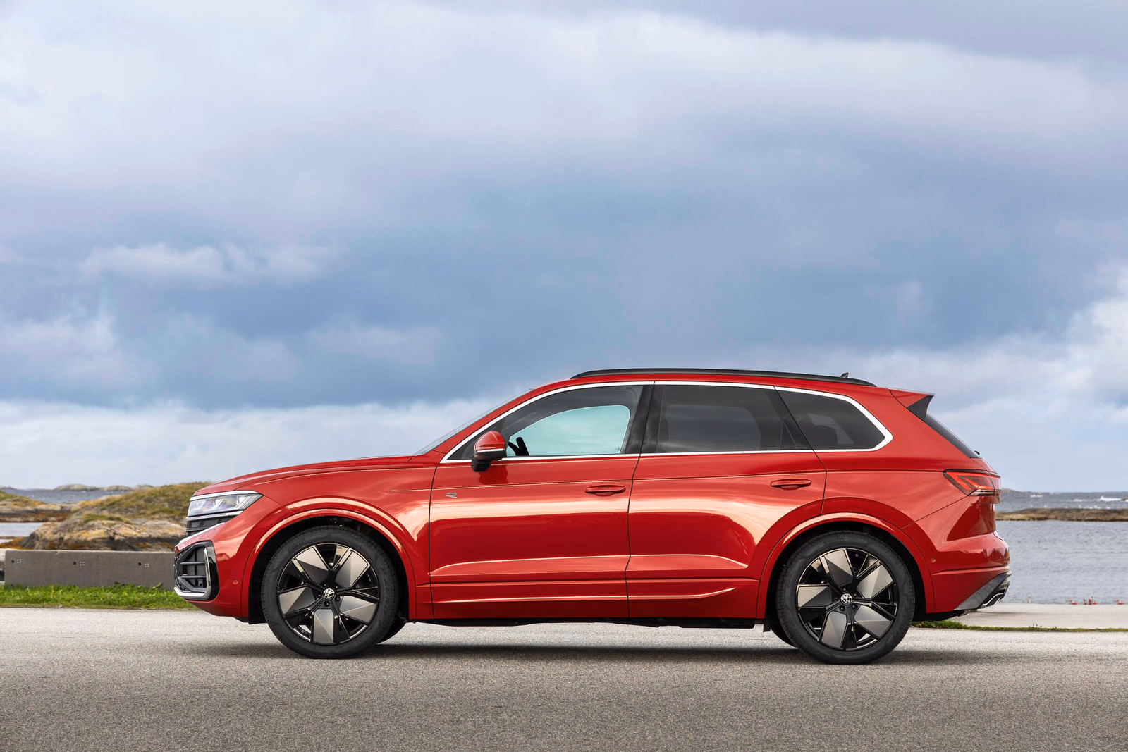 Volkswagen Touareg R-Line — красный кузов в профиль