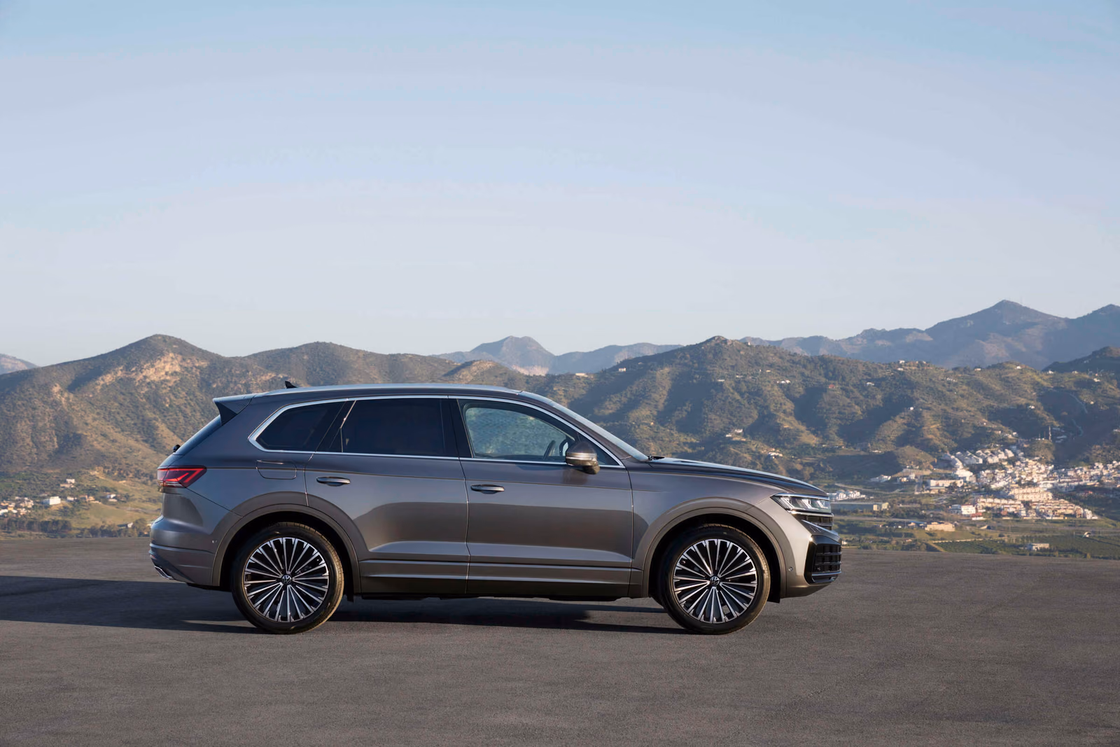 Volkswagen Touareg Elegance — серый кузов в профиль