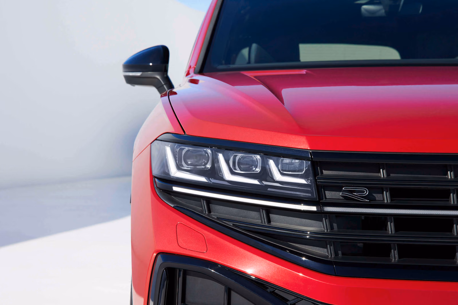 Volkswagen Touareg R-Line — матричная фара IQ.Light HD