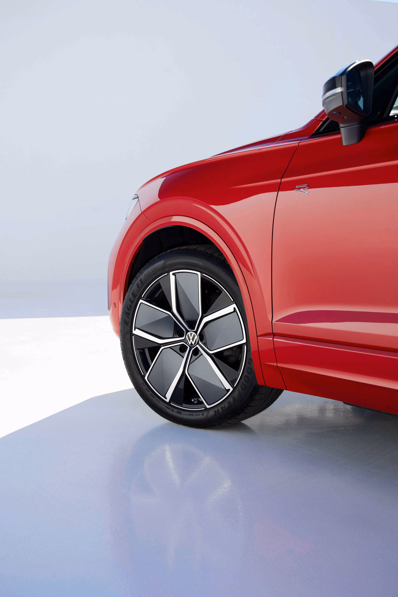Volkswagen Touareg R-Line — колесо и переднее крыло