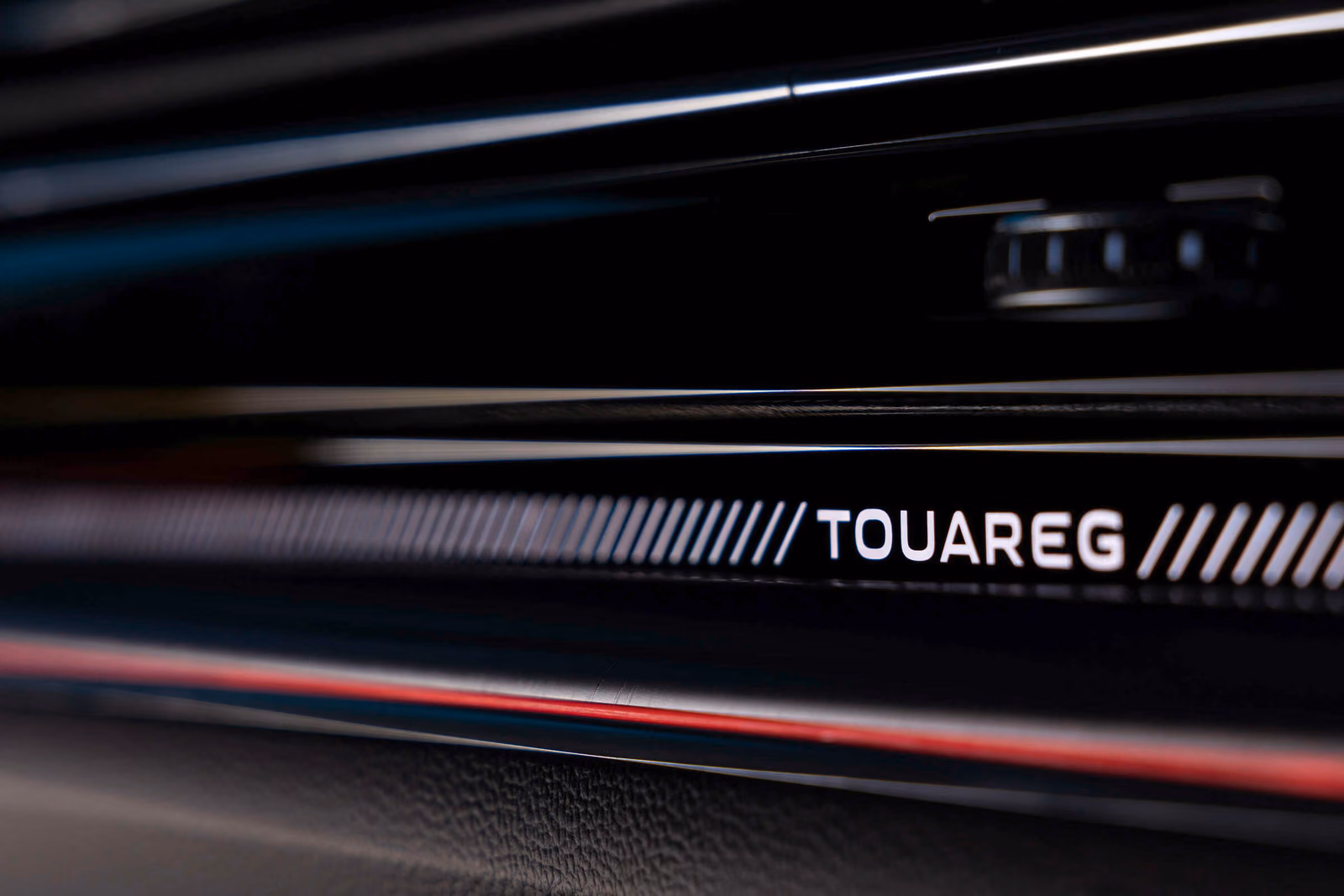 Volkswagen Touareg — подсвеченная декоративная планка салона