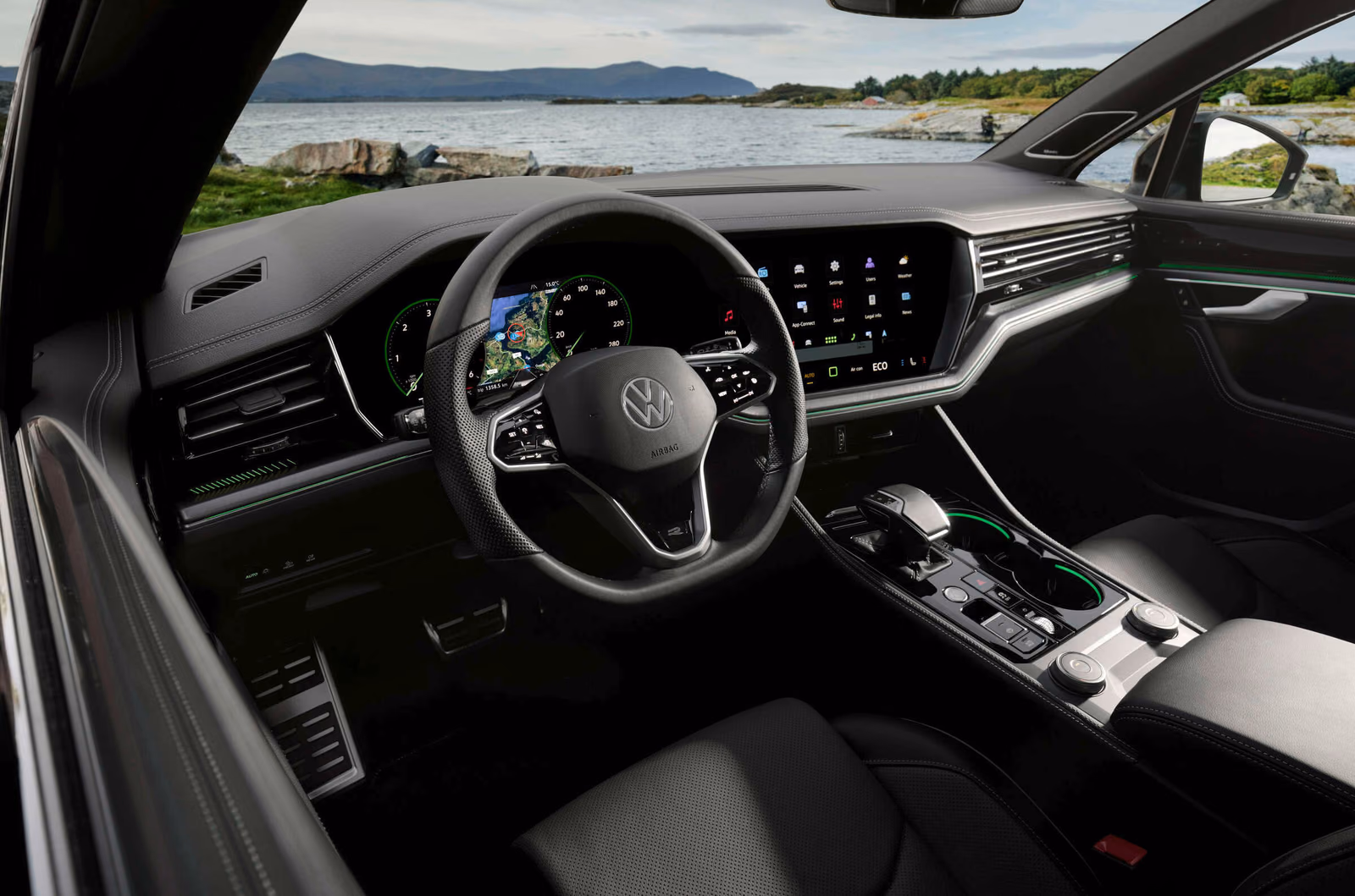 Volkswagen Touareg R-Line — панорама леворульного кокпита