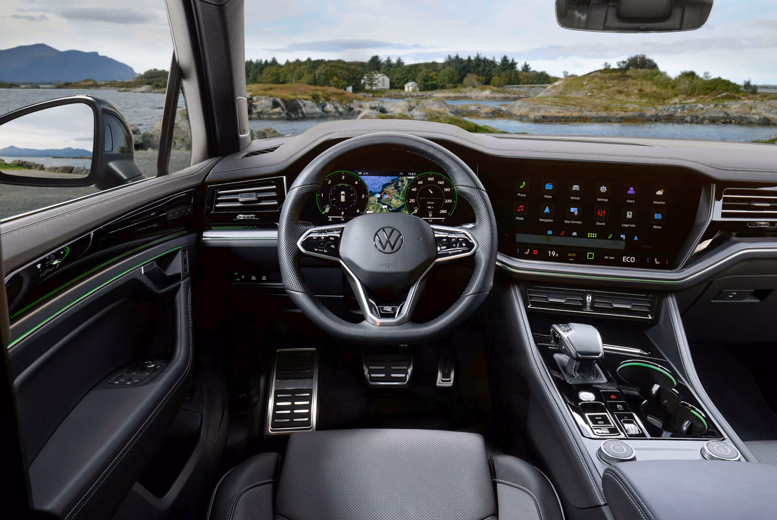 Volkswagen Touareg R-Line — водительское место Innovision Cockpit