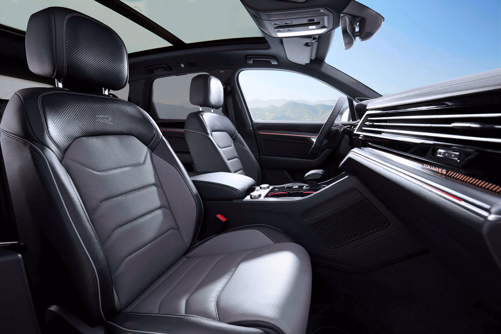 Volkswagen Touareg R-Line — передние кресла и центральная консоль