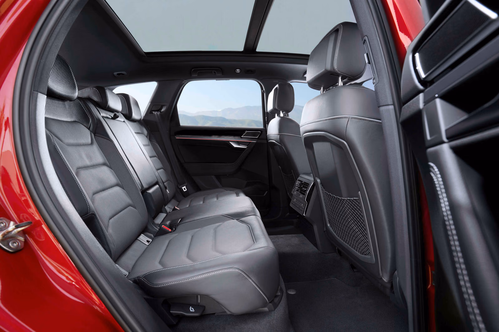 Volkswagen Touareg R-Line — второй ряд и панорамная крыша