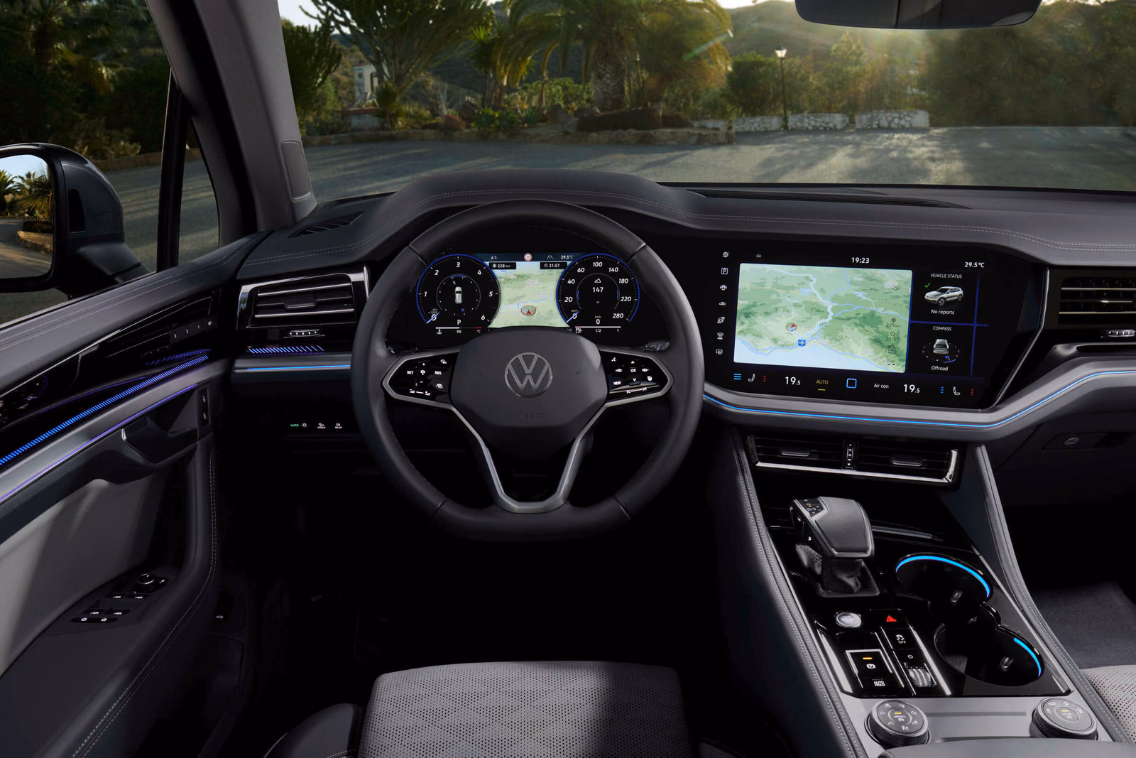 Volkswagen Touareg Elegance — светлый леворульный кокпит