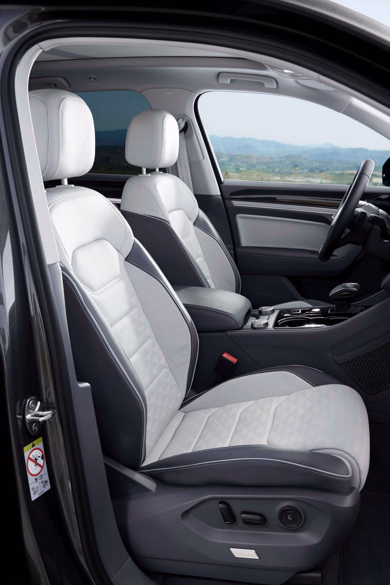 Volkswagen Touareg Elegance — светлое переднее кресло