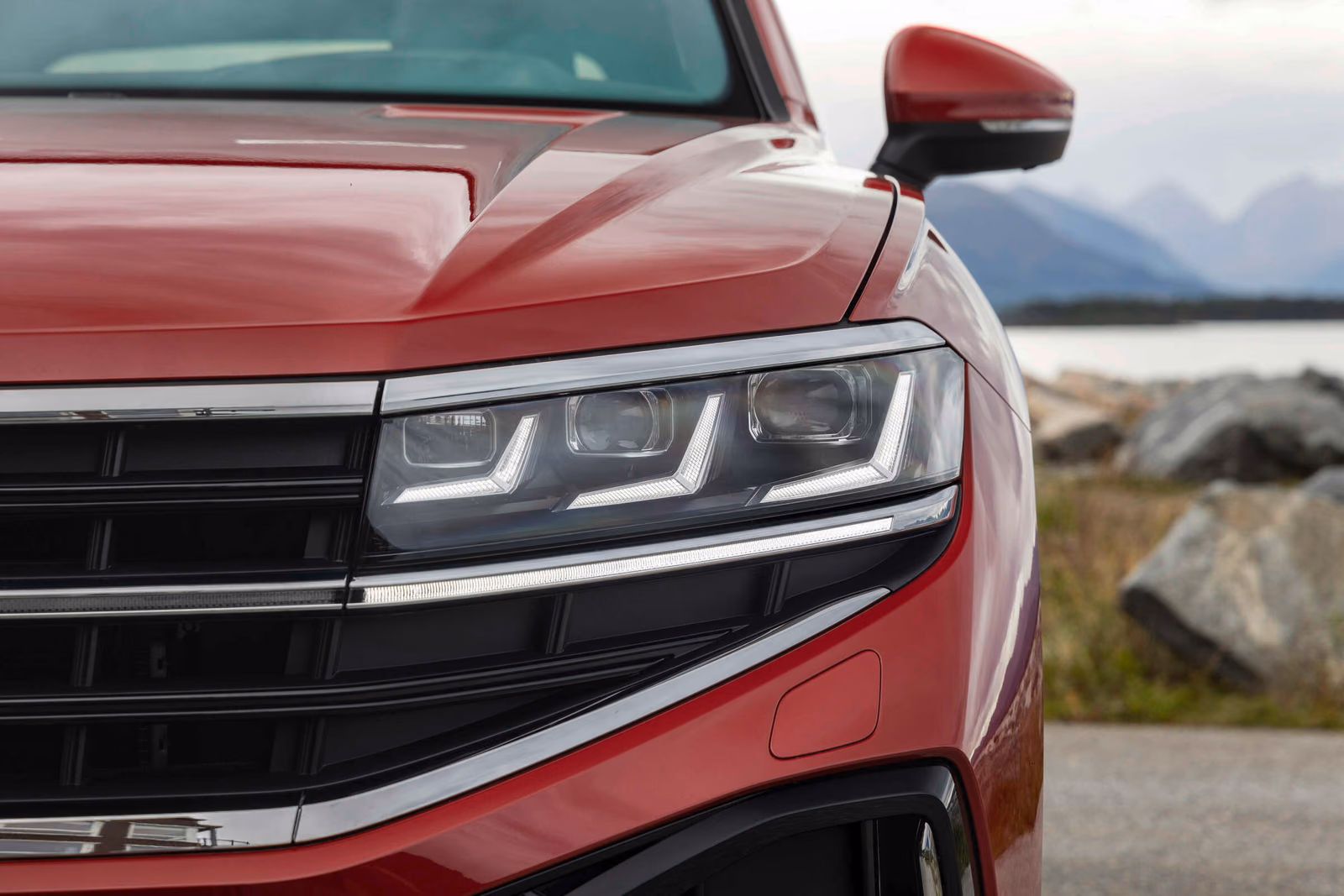 Volkswagen Touareg R-Line — крупный план передней оптики