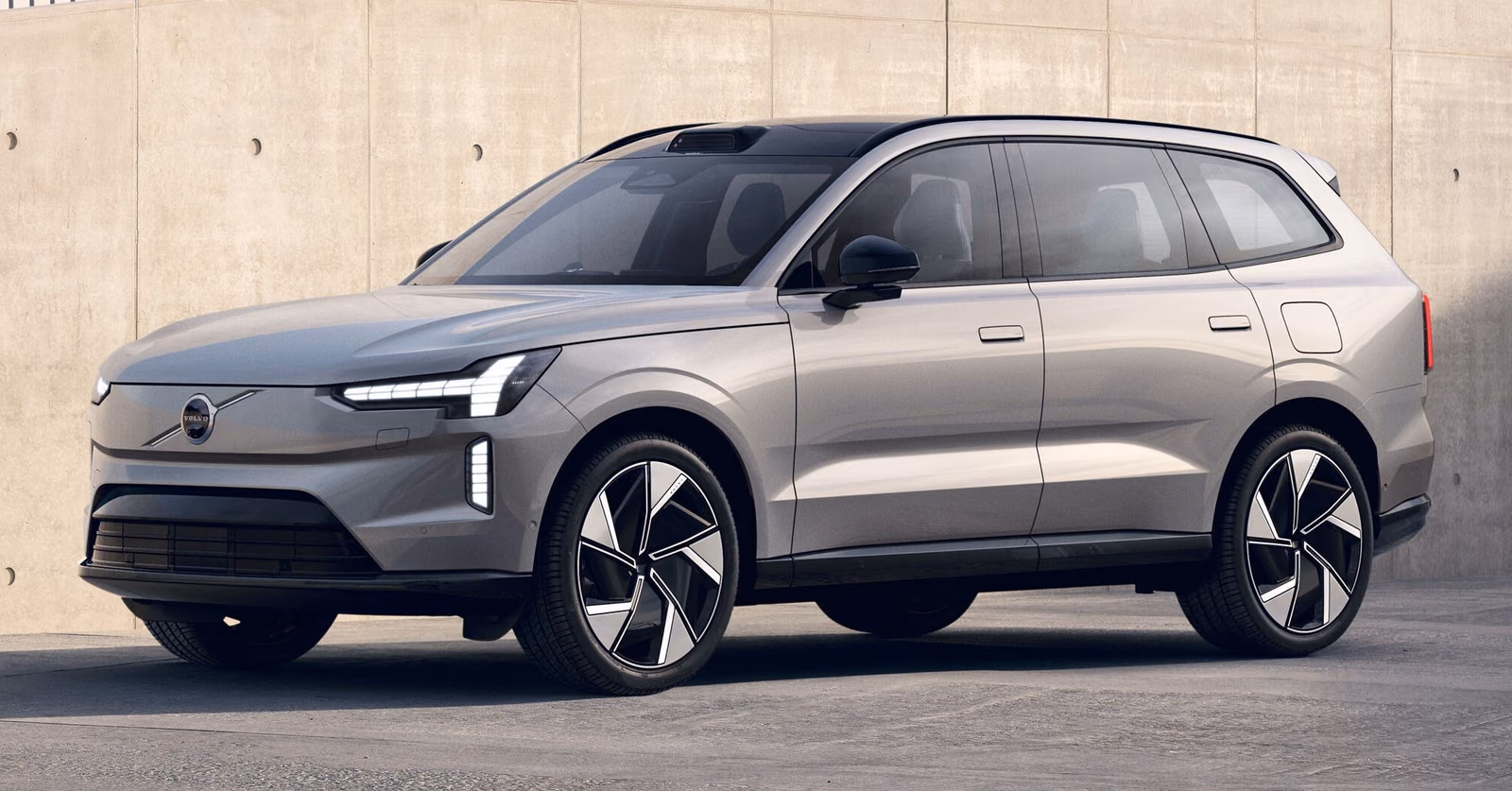 Volvo EX90 — спереди в три четверти