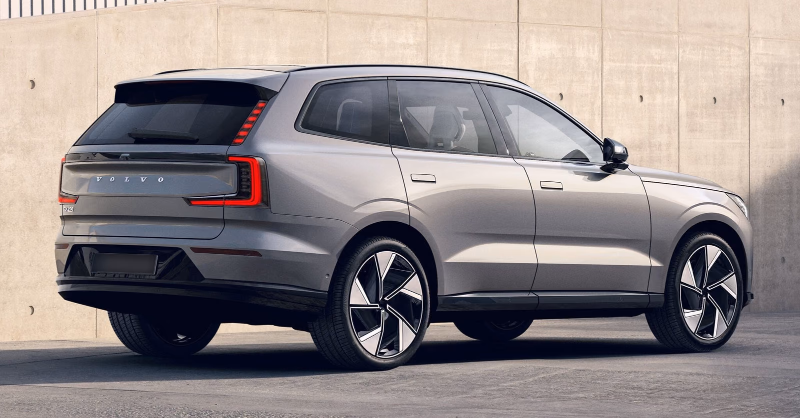 Volvo EX90 — вид сзади в три четверти