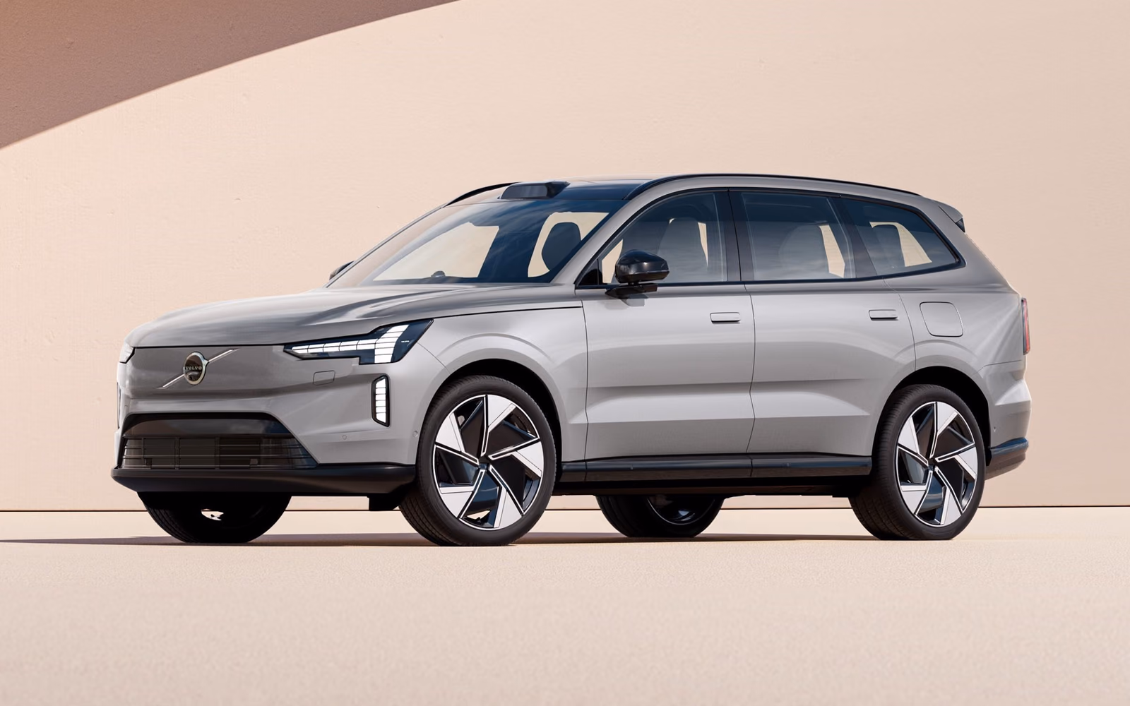 Volvo EX90 — на природе