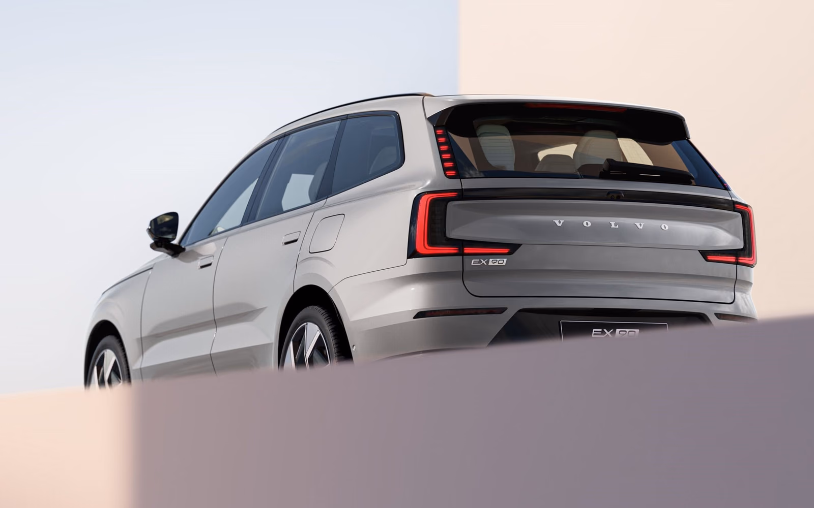 Volvo EX90 — в студии
