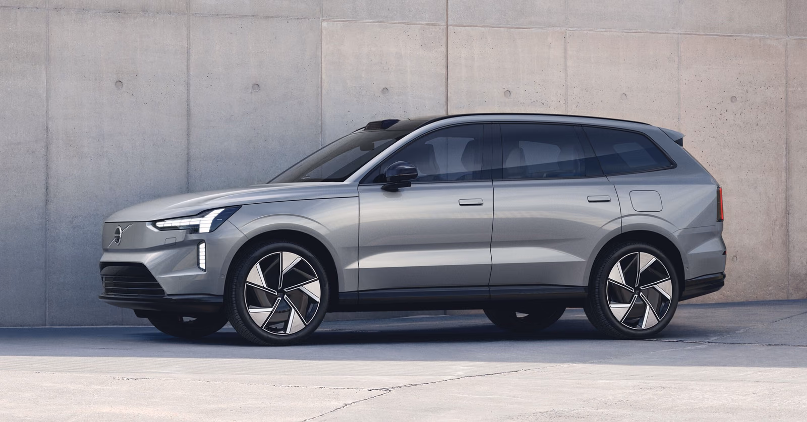 Volvo EX90 — спереди в три четверти