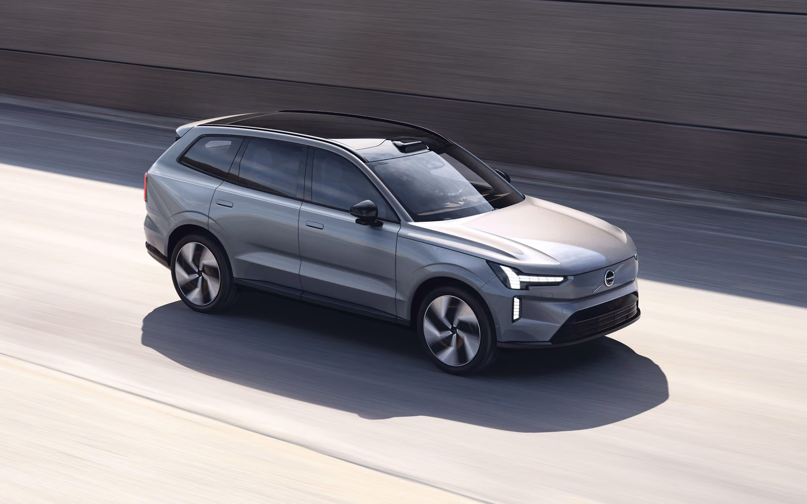 Volvo EX90 — вид сзади в три четверти