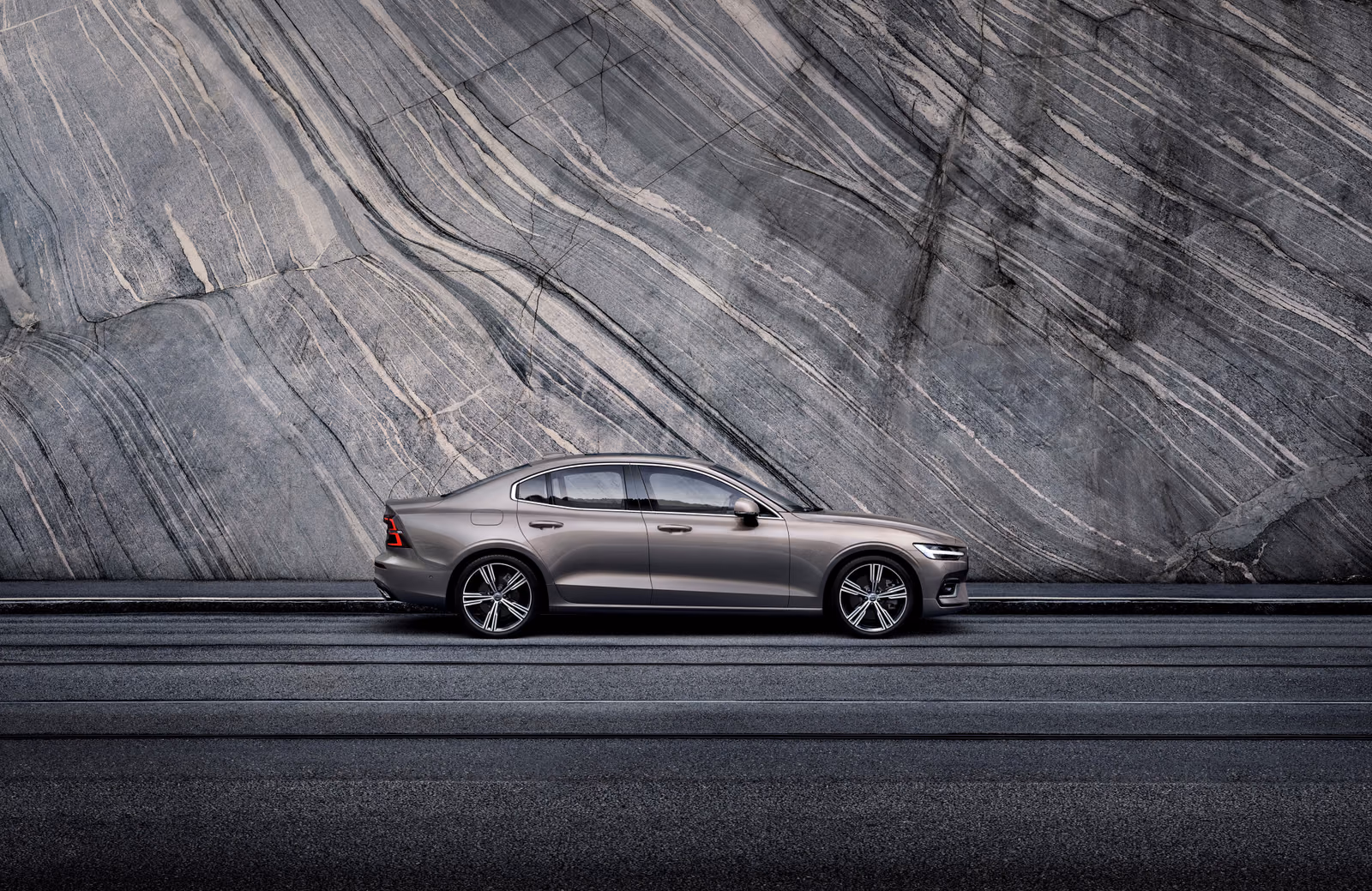 Volvo S60 — спереди в три четверти