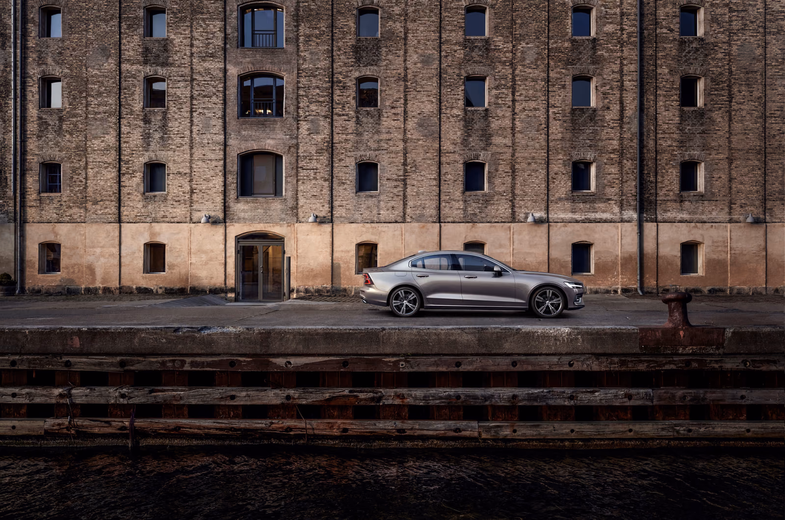 Volvo S60 — вид сзади