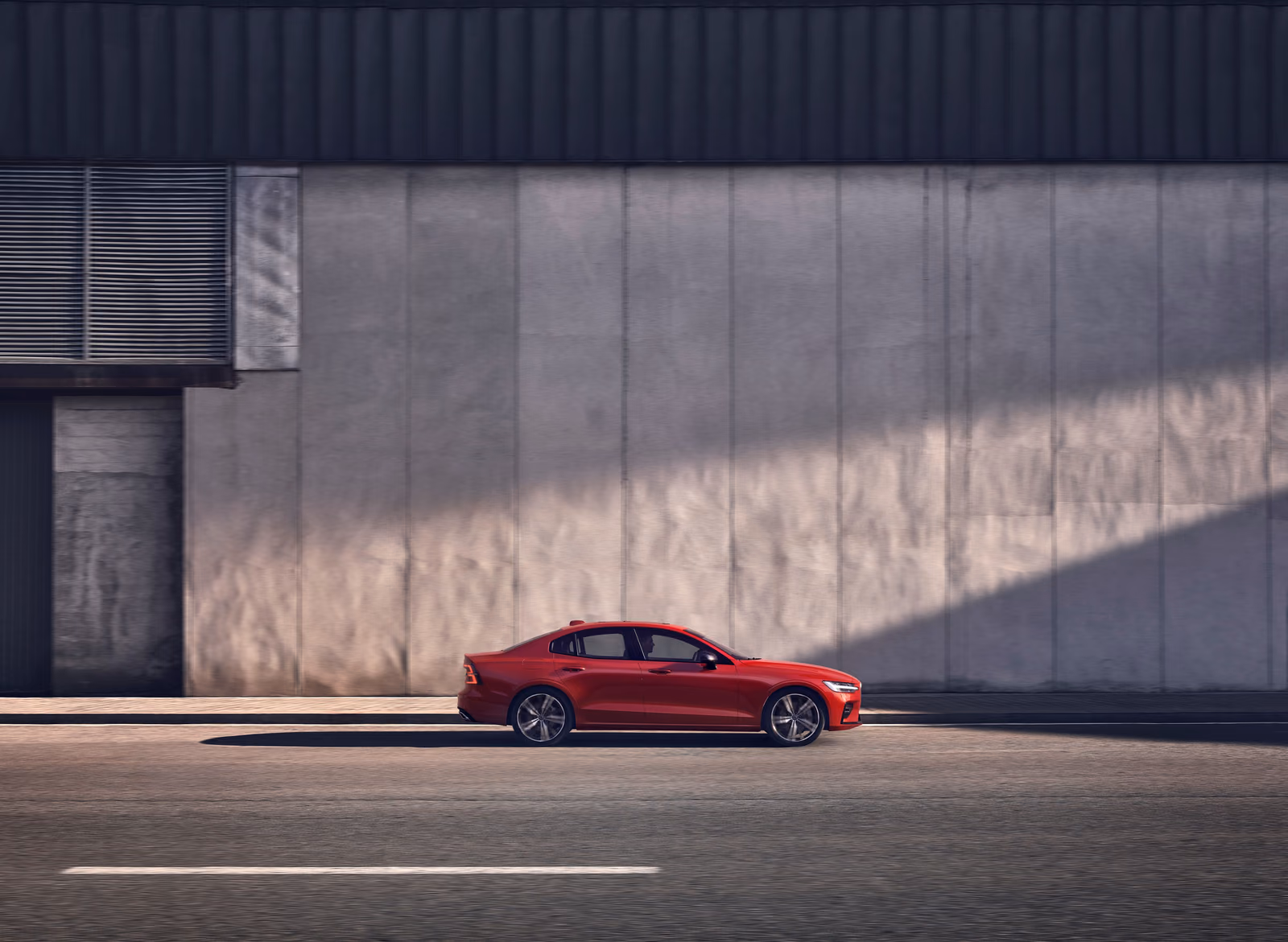 Volvo S60 — вид сзади в три четверти
