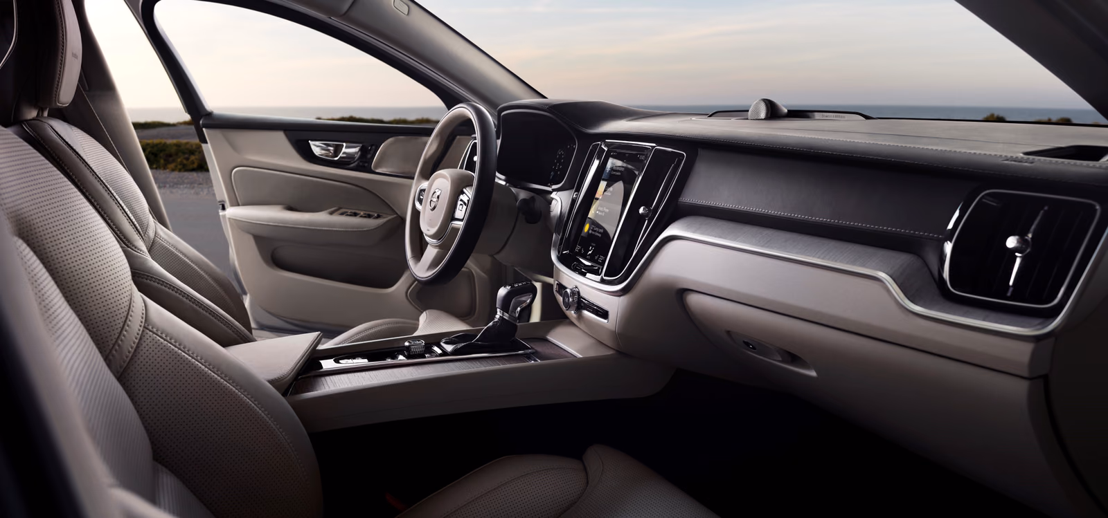 Volvo S60 — передняя панель и руль