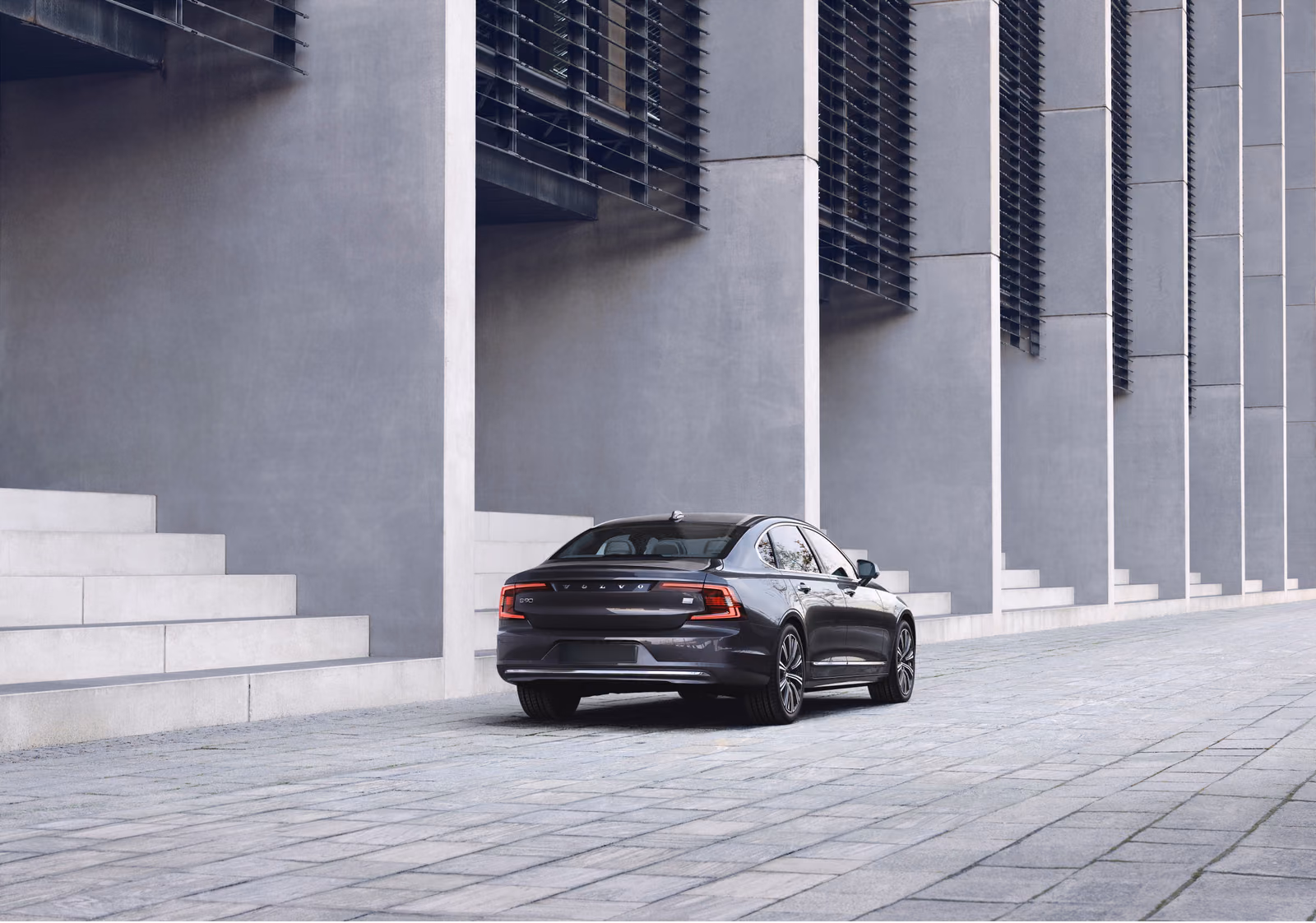Volvo S90 — спереди в три четверти