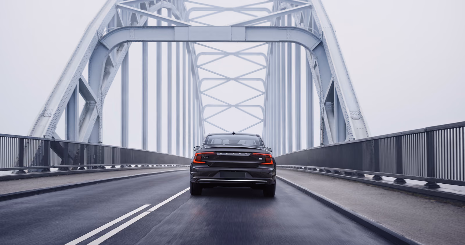 Volvo S90 — вид сзади в три четверти