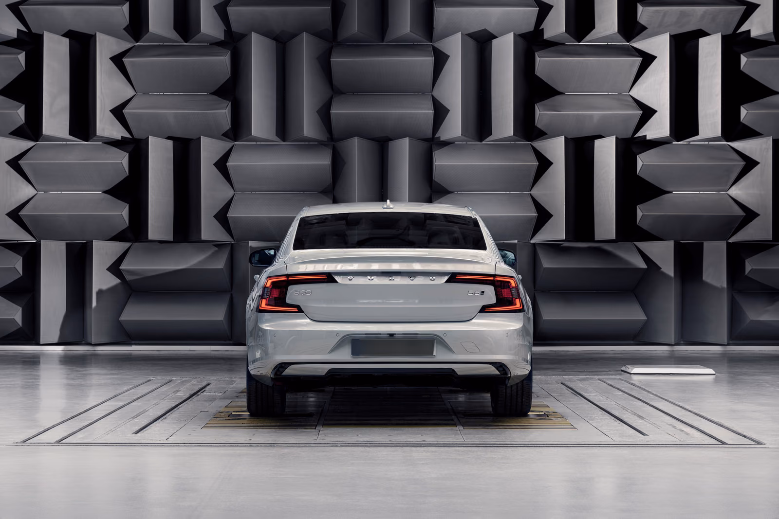 Volvo S90 — крупный план кузова