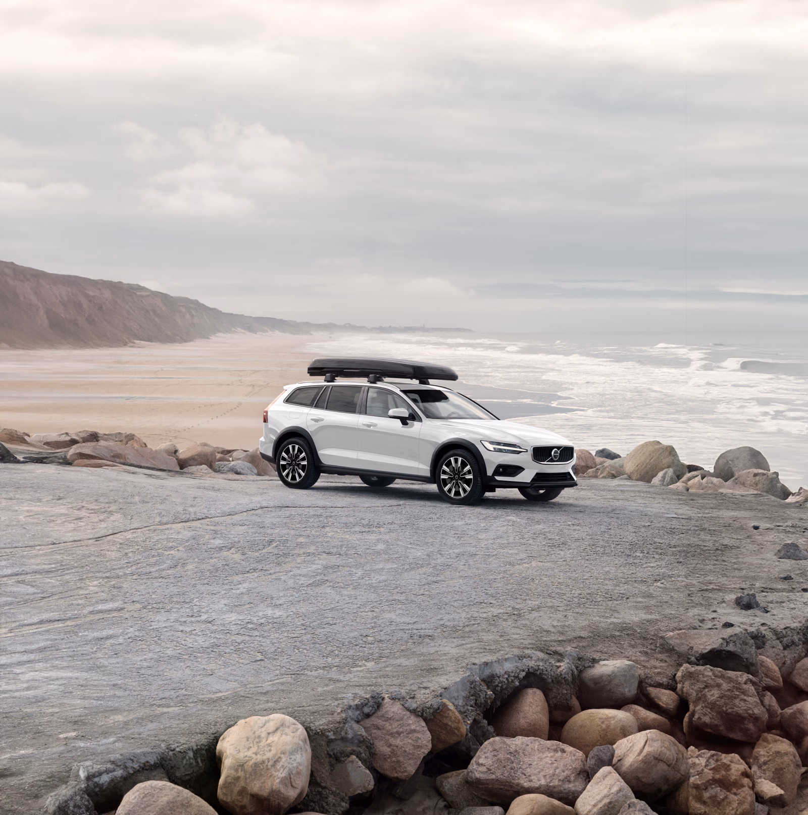 Volvo V60 Cross Country с багажным боксом на морском берегу