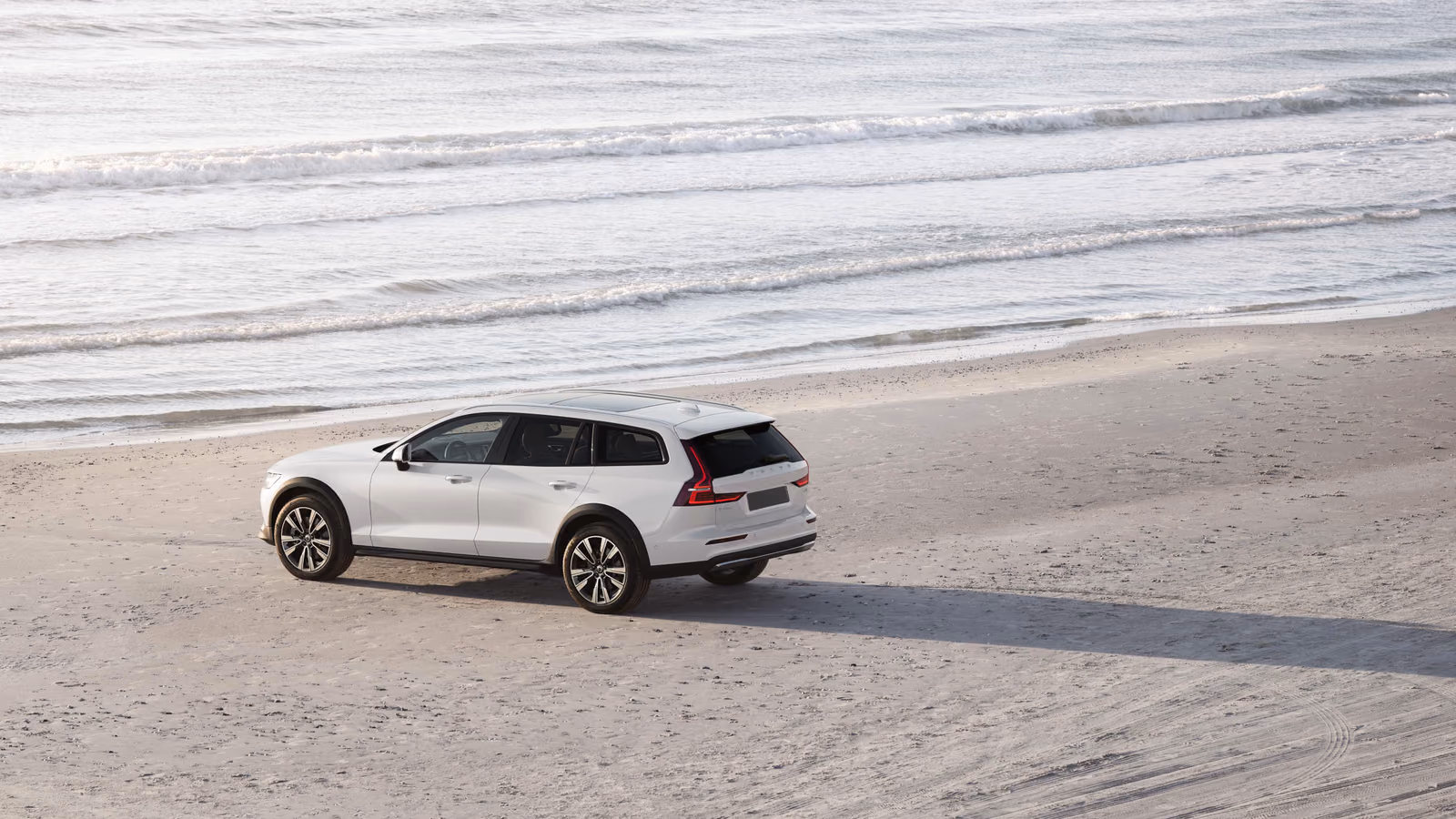 Volvo V60 Cross Country на заснеженной дороге