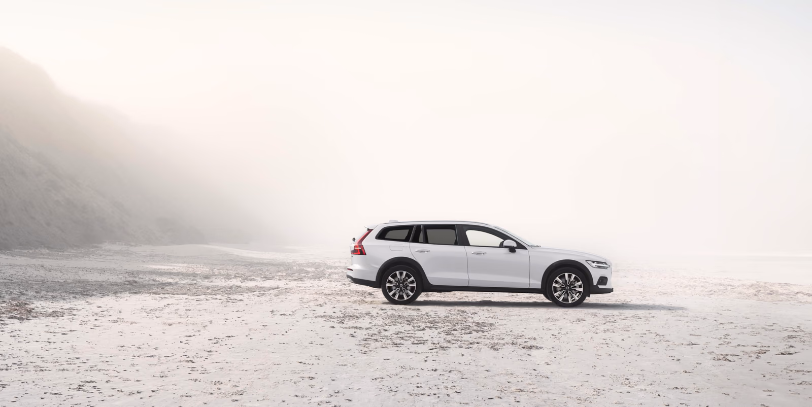 Volvo V60 Cross Country в зимнем пейзаже