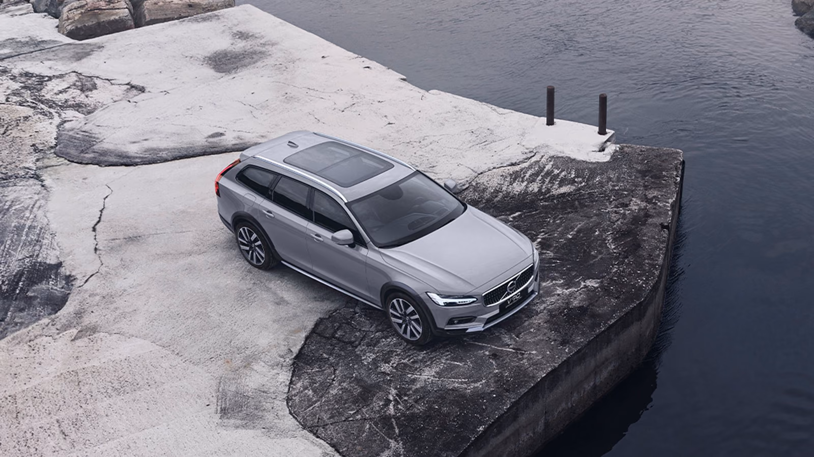 Volvo V90 Cross Country на береговой площадке
