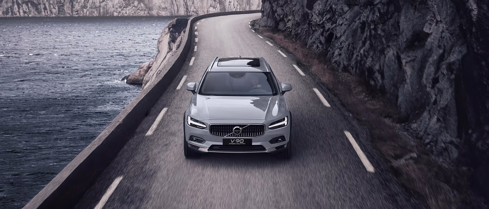 Volvo V90 Cross Country на прибрежной дороге